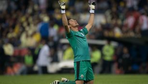 Toño Rodríguez levanta los brazos en el Azteca