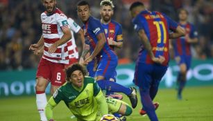 Guillermo Ochoa se lanza para evitar un gol de Neymar