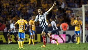 César Montes festeja el gol con Monterrey