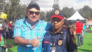 Hombre que perdió cartera en el GP de México posa junto al policía que le regreso su billetera