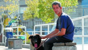 Rubén y su perro Mundo sentados en una banca en San Sebastián