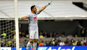 Muñoz da instrucciones a sus compañeros en el duelo contra Santos