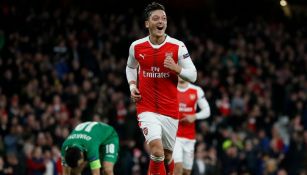 Mesut Özil festeja el gol con Arsenal