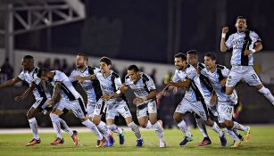 Jugadores de Gallos Blancos festejan pase a la Final de la Copa Corona MX