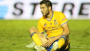 Gignac se lamenta en el césped durante juego de Liga MX