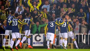 Jugadores del Fenerbahce celebran uno de los dos goles