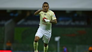 Michael Arroyo corre a festejar un gol con América