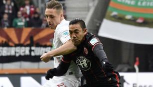 Fabián pelea un balón durante un partido del Eintracht