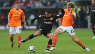 Chicharito disputa un partido con el Bayer Leverkusen