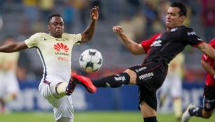 Ibarra pelea el balón en medio campo