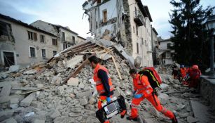 Equipo de rescate trabaja en un edificio derrumbado por un sismo en Italia
