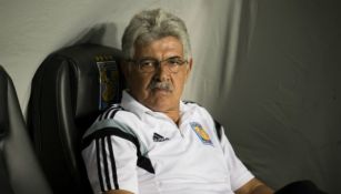 Ricardo Ferretti en un la banca durante un partido de Tigres