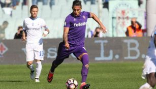 Salcedo disputa un compromiso con la Fiorentina en la Serie A