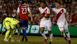 Jugadores de Perú festejan un gol contra la Albiroja