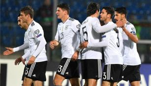 Seleccionados de Alemania festejan un gol contra San Marino