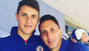 Santiago Giménez y Christian Giménez posan para la foto