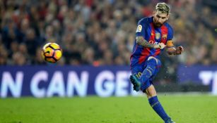 Lionel Messi golpea el balón durante un juego del Barcelona