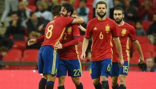 Jugadores de España festejan el gol de Isco