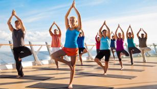 Clase de yoga al aire libre