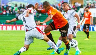 Vanderley Dias disputa un balón en el juego Chiapas vs Atlas