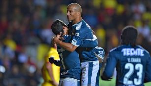 Funes Mori y Carlos Sánchez festejan un gol de Rayados