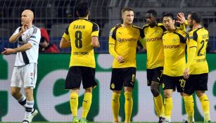 Jugadores del Borussia Dortmund celebran un gol contra Legia