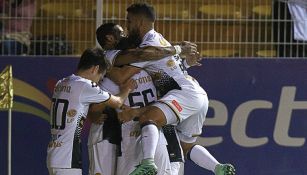 Jugadores de Dorados festejan un gol