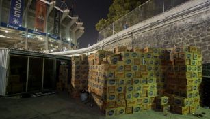 Las cajas de cerveza apiladas en un esquina del Coloso de Santa Úrsula