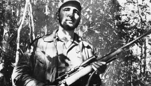 Fidel Castro posa con un arma en Cuba