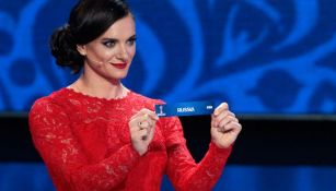 Yelena Isinbayeva muestra el nombre de la selecicón de Rusia