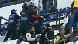 Policía detiene a fan de Chivas en el Azteca