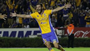 André-Pierre Gignac festeja un gol en el partido contra Pumas