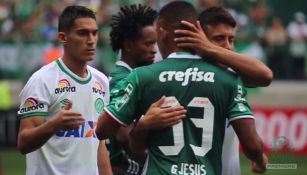 Jugadores de Palmeiras y Chapocoense se abrazan