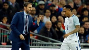 Southgate gesticula con Nathaniel Clyne, en partido amistoso de Inglaterra