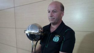 Marcelo Zelote, directivo del Chapecoense recibiendo el trofeo
