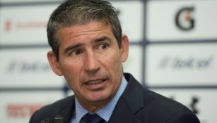 Eduardo de la Torre durante una conferencia de prensa de Cruz Azul