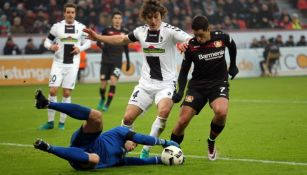 Chicharito presiona al arquero tras una atajada 