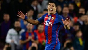 Luis Suárez reclama durante el Clásico español