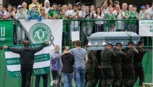 Seguidores del Chapecoense se despiden de una de las víctimas del accidente aéreo