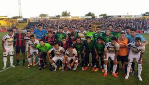 Los jugadores de San Lorenzo y Olimpo de Bahía Blanca posan para la foto previo al partido