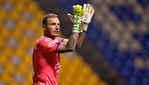 Cristian Campestrini aplaude durante un partido de Puebla