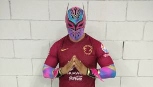 Sin Cara posa con la camiseta del América