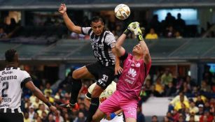 Moisés Muñoz despeja un balón con los puños