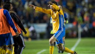 Gignac festeja con sus compañeros al estilo de hipnosis