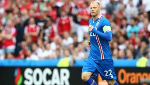 Gudjohnsen disputa un partido con la selección de Islandia 