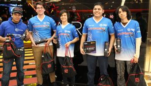 Los cinco integrantes de Team Quetzal, tras ganar el torneo de Dota 2