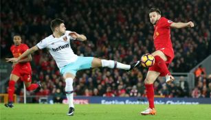 Cresswell y Lallana, disputan un balón en el juego Liverpool vs West Ham