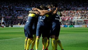 Los jugadores de Boca celebran uno de los goles de Tévez en el Monumental de Núñez