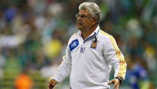 Tuca Ferretti durante un partido al frente de Tigres