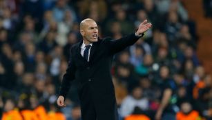 Zinedine Zidane dirige un juego del Real Madrid en La Liga